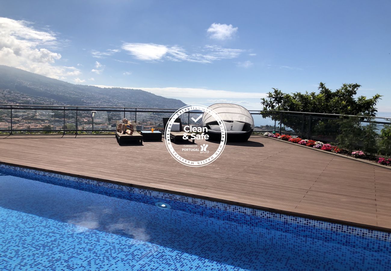 Villa com piscina e vista Mar Piscina com Vista sobre toda a cidade do Funchal