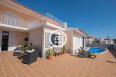 Piscina privada com espreguiçadeiras e vista para o Funchal