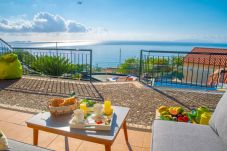 Piscina e varanda com vista mar