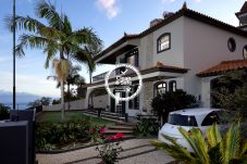 Villa em zona residencial com vista mar, churrasco, jardim e estacionamento privado.