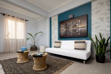 Sala de estar moderna e bem decorada