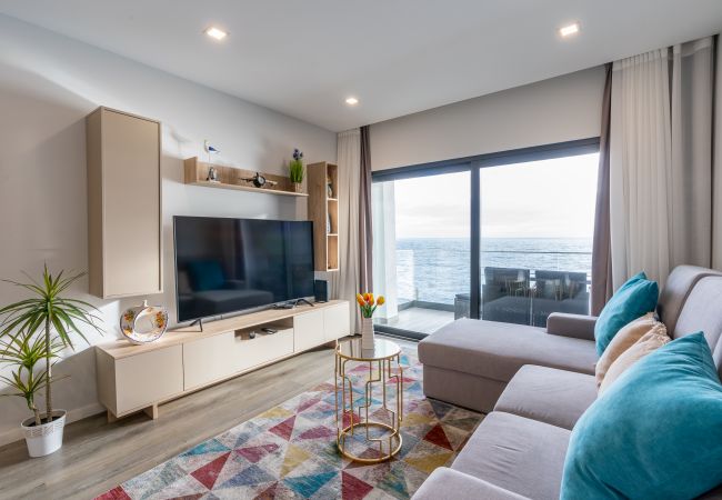  Sala de estar mobilada com um estilo moderno, com vistas para o oceano 
