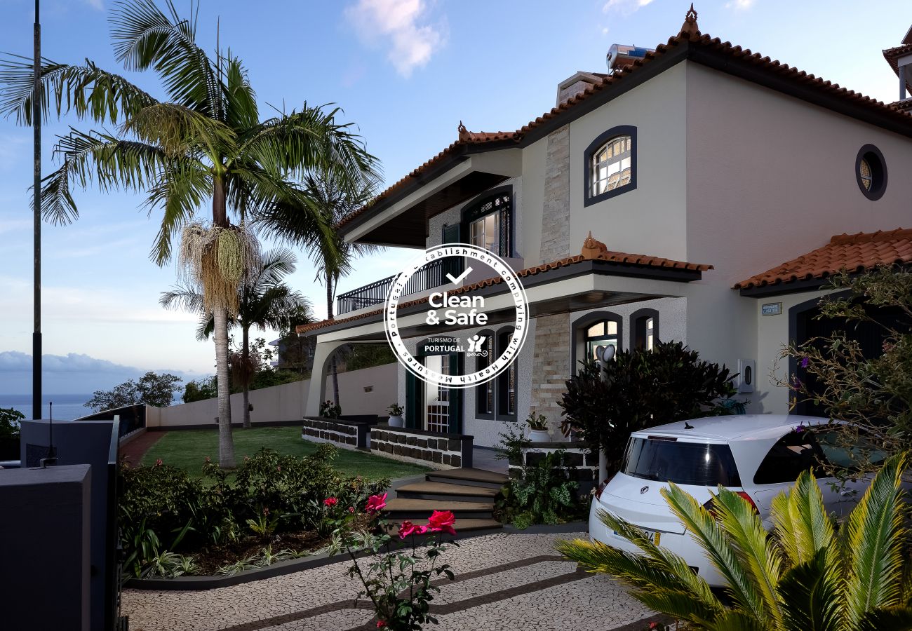 Private villa overlooking the bay of Funchal Villa in a residential area with sea view, barbecue, garden and private parking.