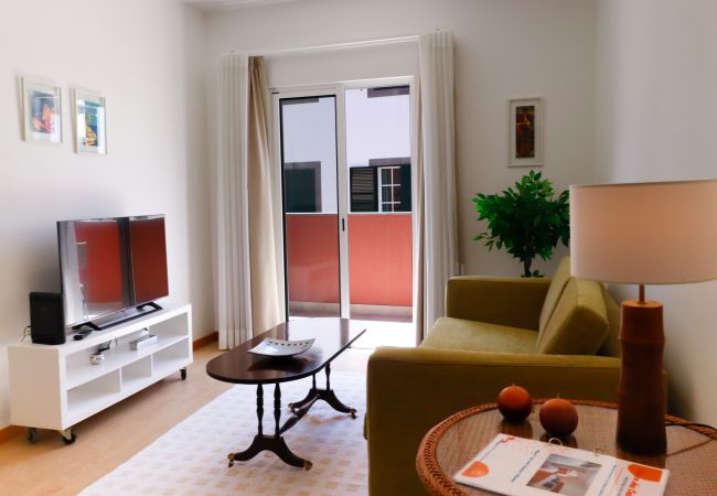 Salon très cosy et confortable avec accès direct au balcon privé.
